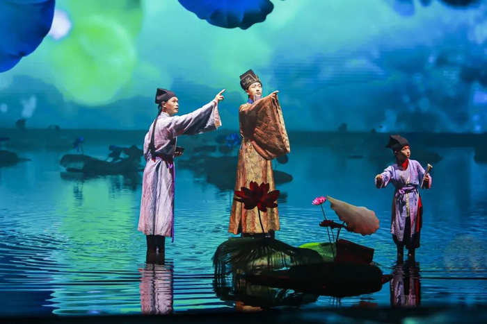 国内最大室内沉浸水舞台《月映武夷》演出现场（张筱惜 摄）
