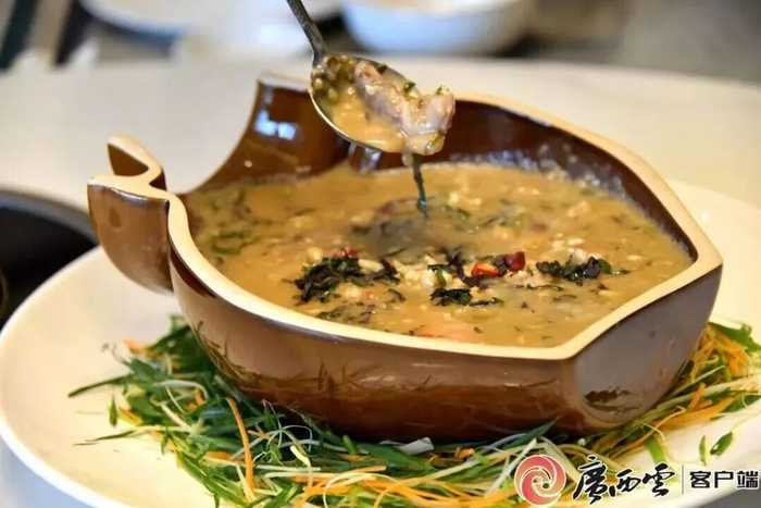 左图为唇齿留香的八角香鸡。图源：广西发布