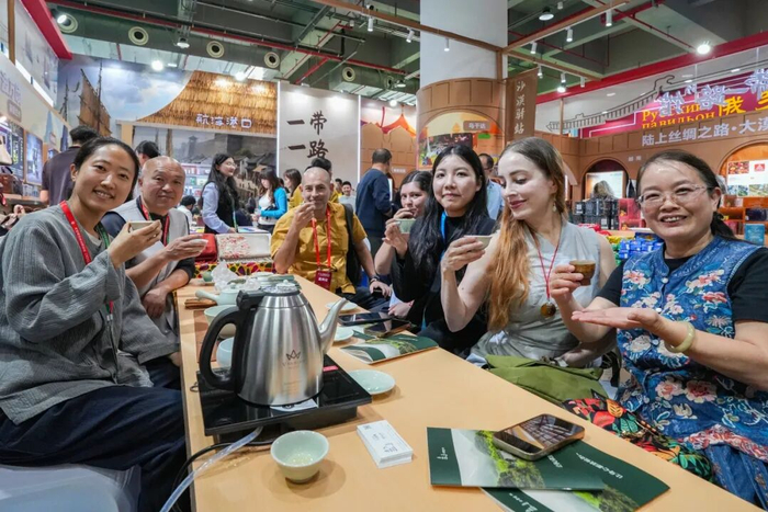 茶博会上，来自世界各地的朋友因茶结缘。（朱宇 方诗琦 摄）