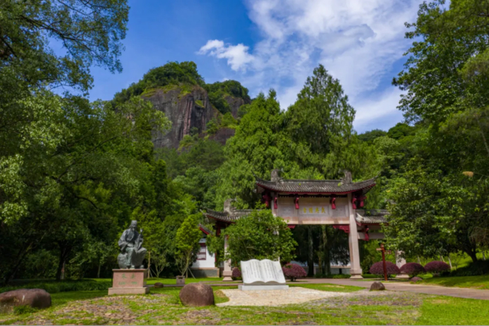考亭书院（左）、寒泉精舍（右上）、武夷精舍（右下）（黄杰敏 彭善安 摄）