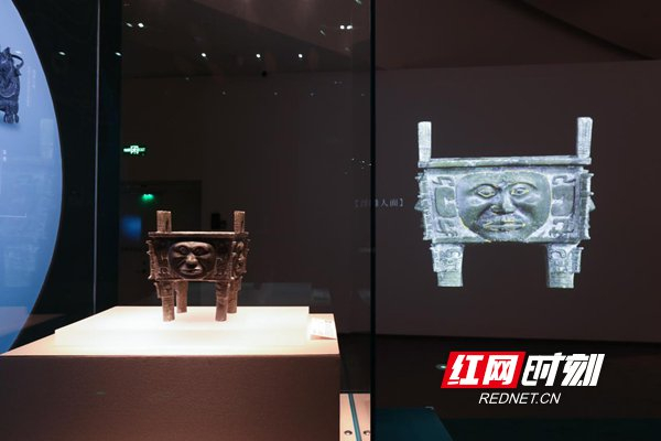人面纹方鼎以典型青铜礼器形制立于展厅之中。（卢杨屾 摄）