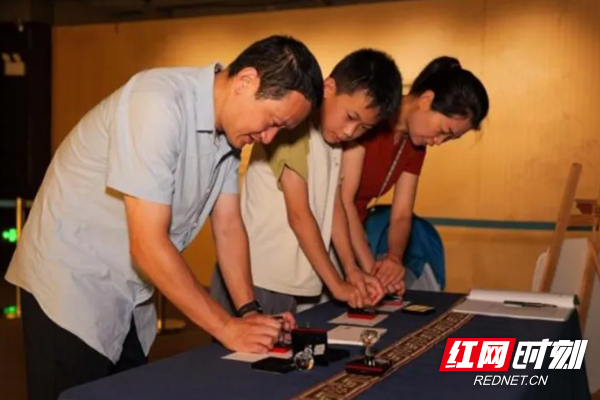 游客在博物馆里参与活动。（图源：长沙简牍博物馆微信公众号）