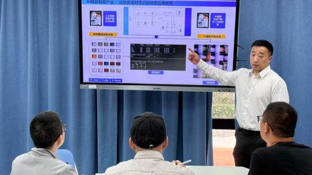 陈锋和团队成员探讨方案。受访者供图