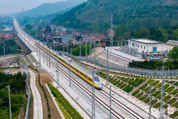 图为高速综合检测列车在西十高铁线路上行驶。