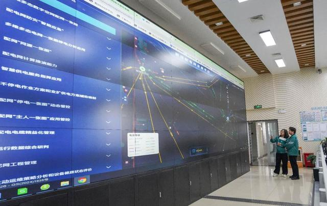 国网青海省电力公司运维人员通过智慧配电网管理平台实时监测西海镇配电网运行状态。（贾宝雯 摄）