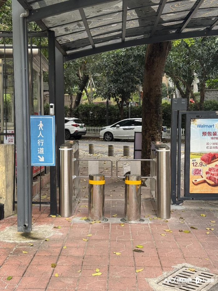 出入口的人行道被设置了路障