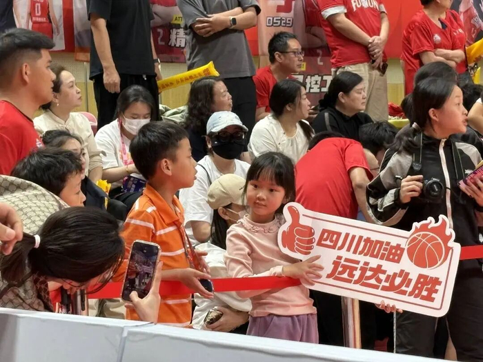 富顺球迷为四川女篮加油