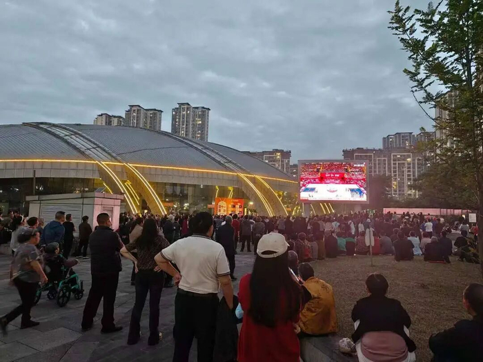 富顺民众关注四川女篮比赛