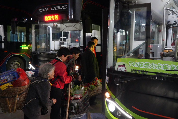 村民排队上车。