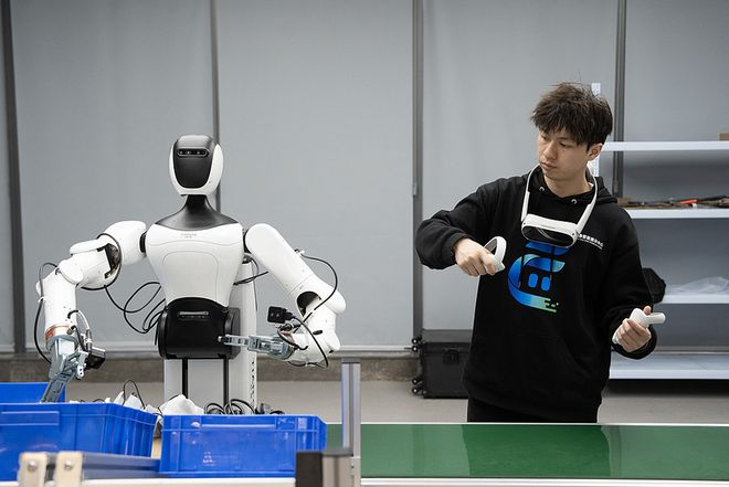 2026年4月16日，杭州，工作人员演示如何利用机器人进行流水线作业。视觉中国 资料图