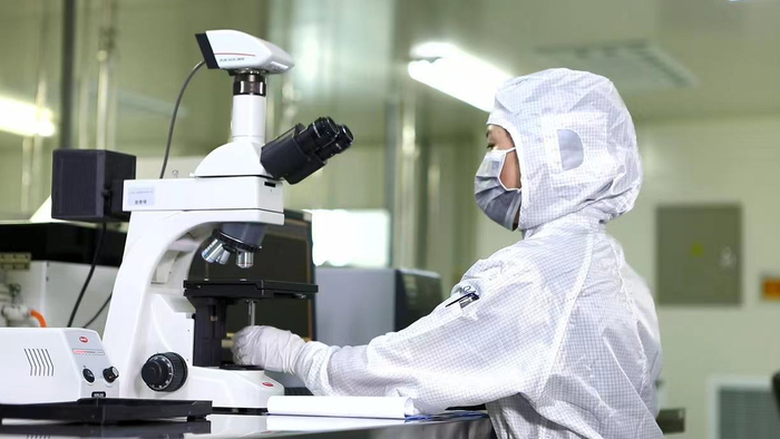 陕西某科研机构科研人员工作人员正使用红外透射显微镜观察碲锌镉晶片（资料图）