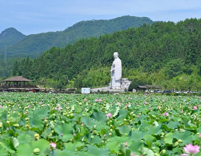 五夫镇朱子雕像（黄杰敏 摄）