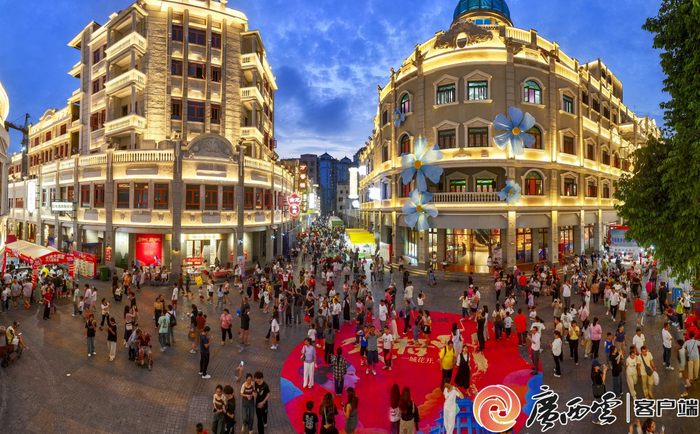 梧州骑楼城灯火璀璨，游人如织。何华文 摄