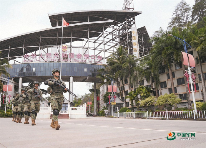 　　南部战区陆军某边防连官兵在国门口岸巡逻。麻  沙摄
