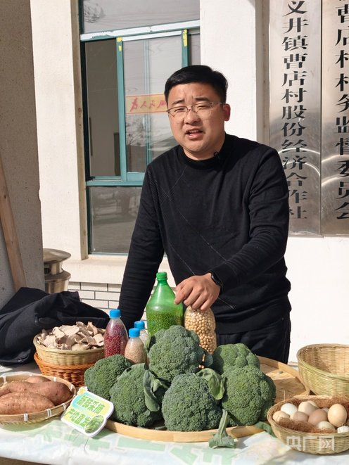 西兰花上市期间，村书记韩伟在直播（央广网发  受访者供图）