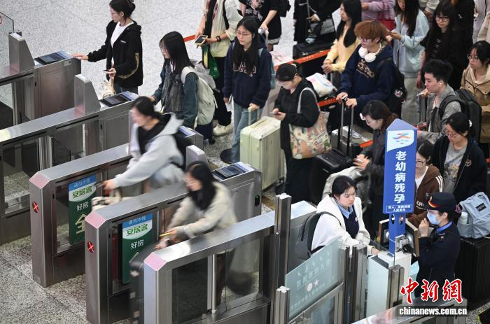 4月30日，旅客在杭州东站快速检票。当日，浙江杭州迎“五一”假期前铁路客流高峰。中新社记者 王刚 摄