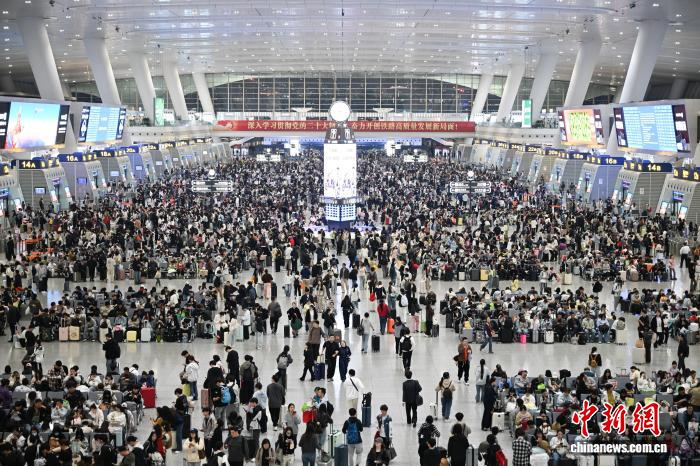 4月30日，大量旅客在杭州东站候车。当日，浙江杭州迎“五一”假期前铁路客流高峰。中新社记者 王刚 摄