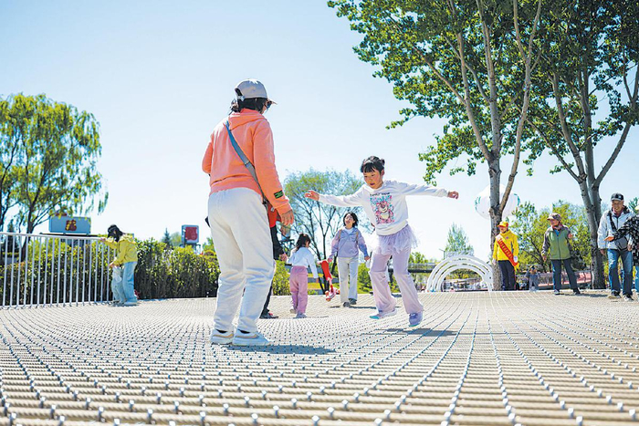 4月29日，北京城市副中心京华福满园（福园），小朋友玩蹦床。