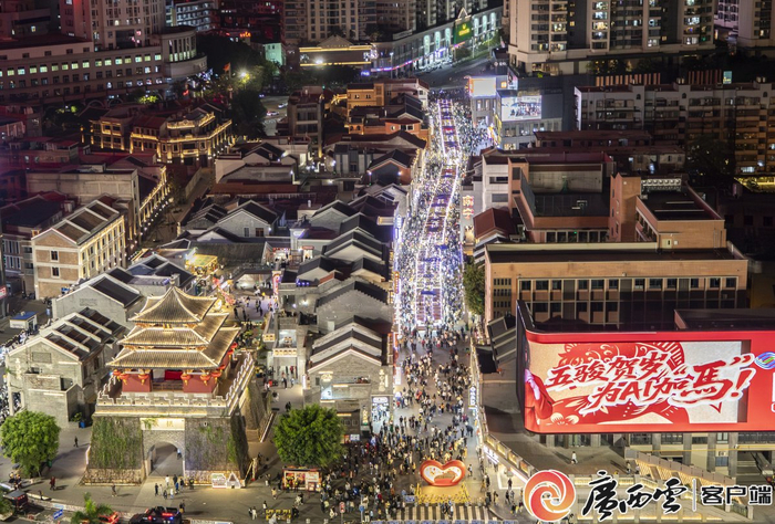 2026年3月3日正值元宵佳节，市民游客在中山路品美食，游古城。广西云-广西日报记者 黄丽珊 黄红锦 摄