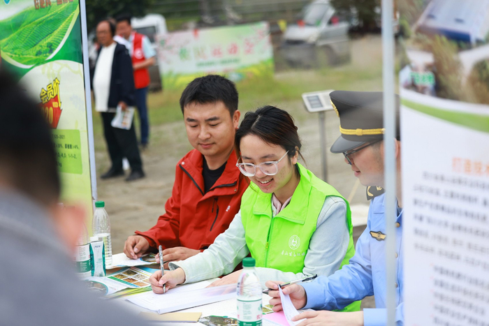 工作人员为村民现场登记。眉山市东坡生态环境局供图