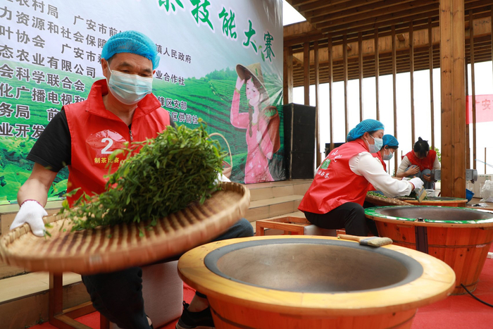采茶制茶技能比赛上，制茶人员正在炒茶。丁彦博 摄