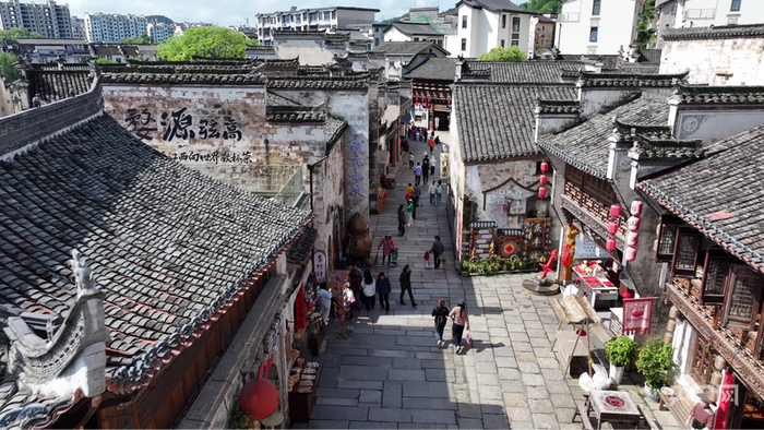 晨光中的婺源弦高城街景（央广网记者  胡斐  摄）