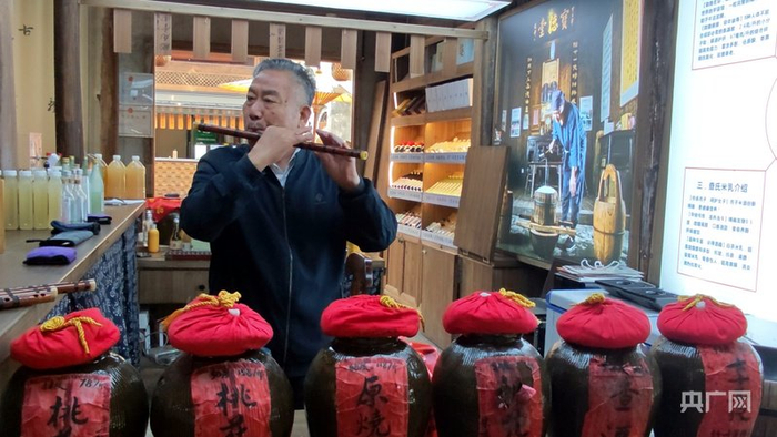 婺源弦高城的查氏非遗酒坊（央广网发  刘泽对  摄）