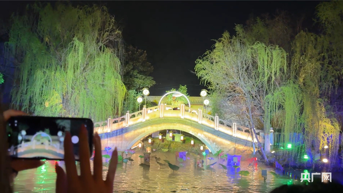 乘船顺汴河缓缓而行，两岸实景演出，灯火辉煌（央广网记者  张丽娜  摄）