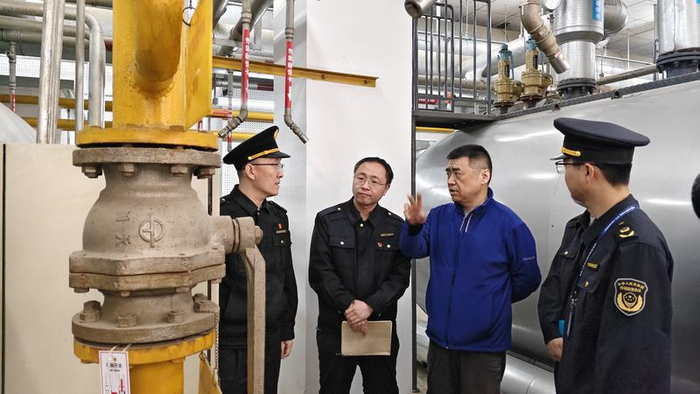 海淀区市场监管局执法人员开展专项检查。海淀区市场监管局供图