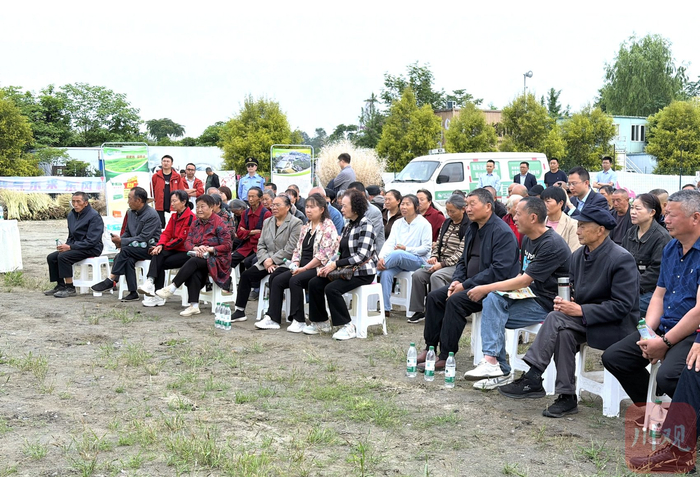 村民围坐一起听宣讲。底伊乐/摄