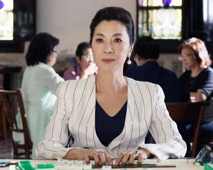 电影《摘金奇缘》名场面，杨紫琼饰演的家族长辈，和准儿媳在麻将桌上对决