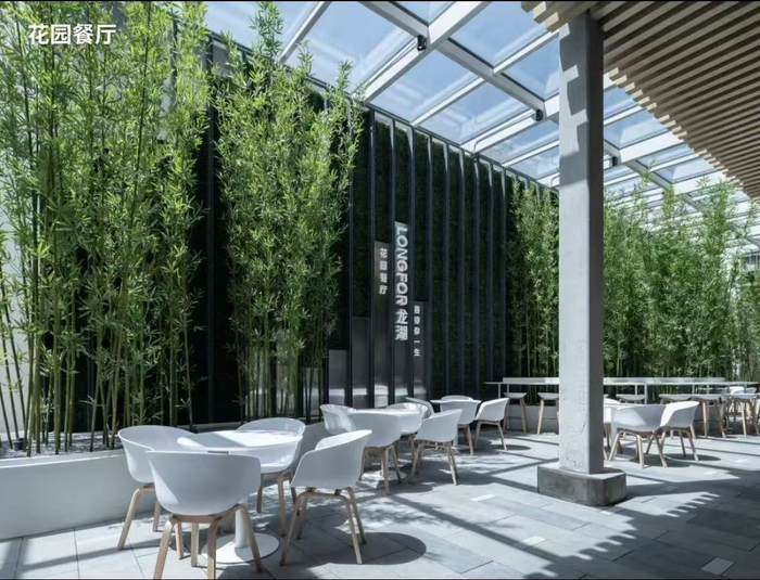 图为北京龙湖蓝海引擎产业园花园餐厅（受访者供图）