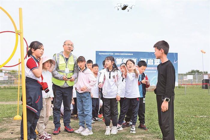 学生在狮子村参加低空科普研学活动。资料图片
