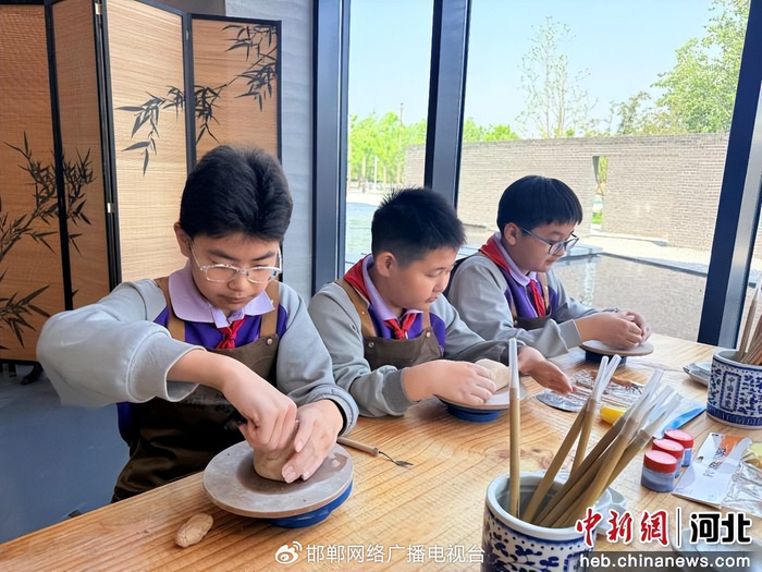 图为当地学生在词瓷大名新馆体验陶瓷制作。张盼盼 摄