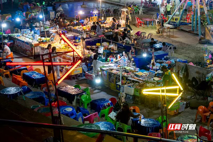 万象湄公河边的夜市上，湘味凉拌菜颇受欢迎。