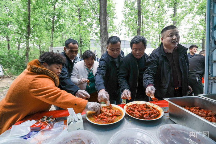 借着“村BA”的高人气，胡巷村还举行了一场别开生面的“虾王争霸赛”（央广网发  怀远县委宣传部供图）