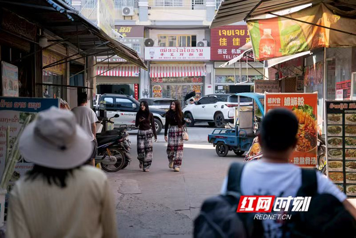 三江国际商贸城内随处可见中老双语的店面招牌。
