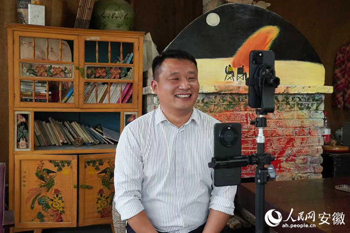 李振雷正在进行助农直播。人民网记者 陈若天摄