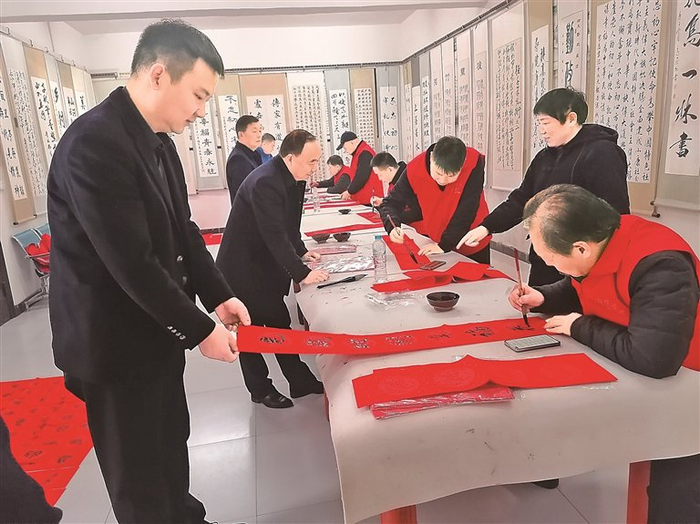 高沟村书法爱好者为村民义务写对联。高亚柯摄/光明图片