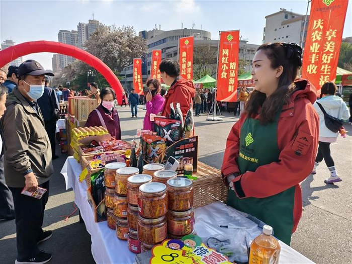 市民挑选农产品。董永前 摄