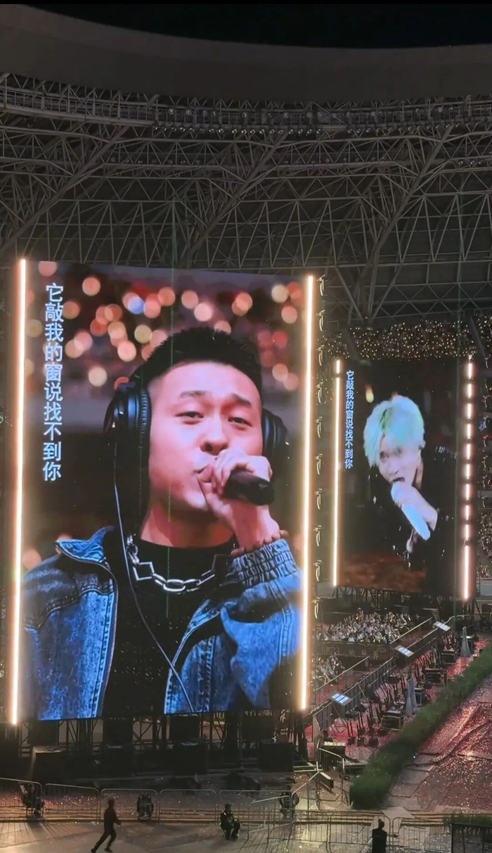 太原一粉丝与薛之谦合唱《下雨了》