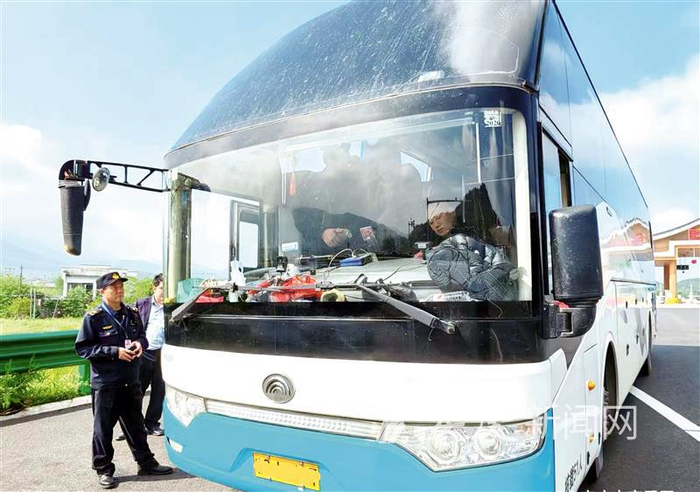 　　4月24日，交通执法人员在巨石山高速路口排查长途客车安全隐患。 通讯员 何敬 摄