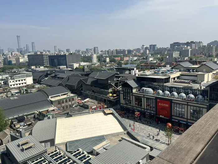 图为从隆福大厦顶层俯瞰隆福寺街区（记者拍摄）