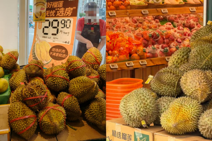 水果店将榴莲堆放在醒目位置。