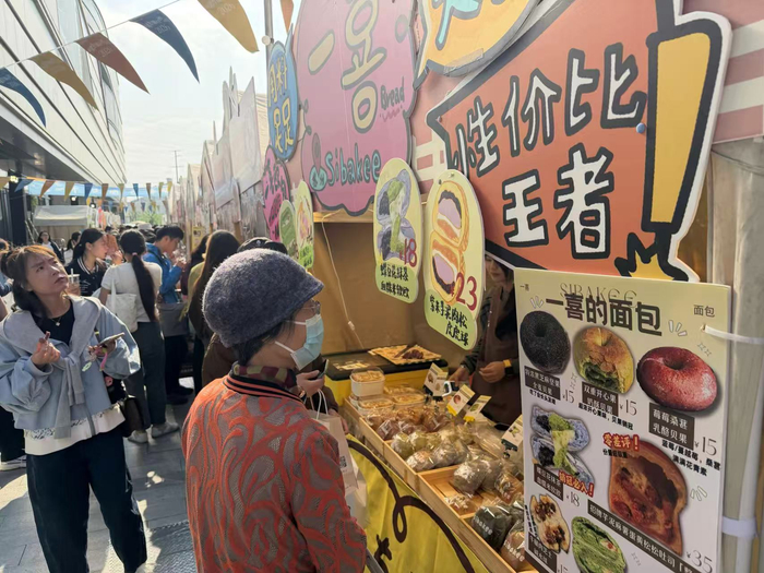 吸引全市众多“面包脑袋”慕名而来。劳动报记者贡俊祺 摄影