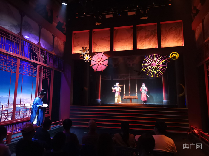 在开封府《大宋谜案》剧场，游客可现场与“包大人”一同探案解谜（央广网发  开封府景区供图）