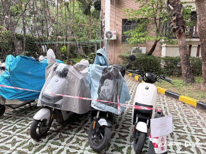 麒麟花园B区2栋和3栋之间的电动自行车临时停放区