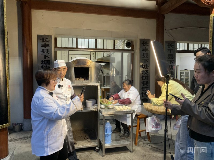 安费塘社区袁庆书记开启下塘非遗美食文化专场直播（央广网记者  徐秋韵摄）