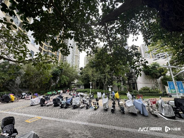 侨香村部分车主将车停放在侨香社区广场处