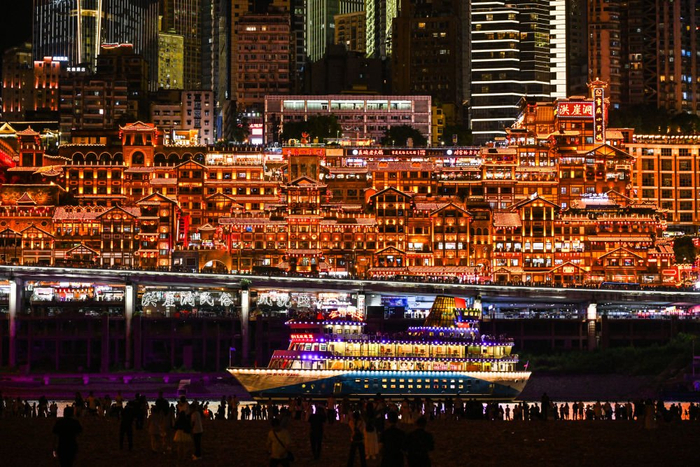 这是2025年5月28日拍摄的重庆洪崖洞一带夜色。新华社记者王全超 摄